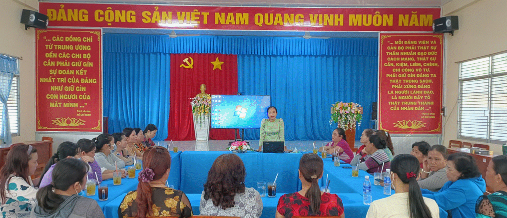Hội phụ nữ xã Phú Xuân thực hiện ứng dụng công nghệ thông tin trong hoạt động tuyên truyền