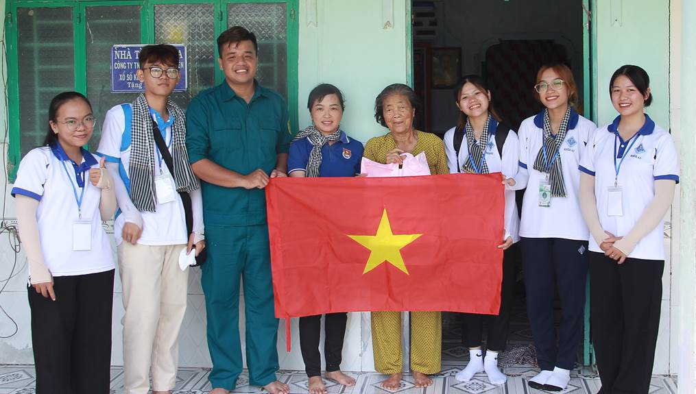 Phú Xuân thăm và tặng quà gia đình chính sách tiêu biểu hướng đến kỷ niệm ngày Thương binh - Liệt sĩ 27/7