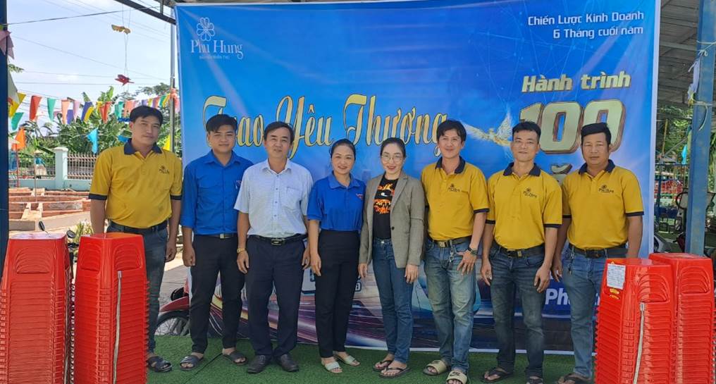 Trường Mẫu giáo Phú Xuân được mạnh thường quân hỗ trợ 100 ghế học sinh đầu năm học mới