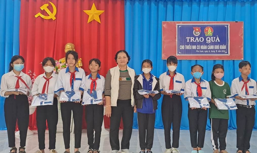 Đoàn thanh niên xã Phú Xuân trao quà cho thiếu nhi có hoàn cảnh khó khăn