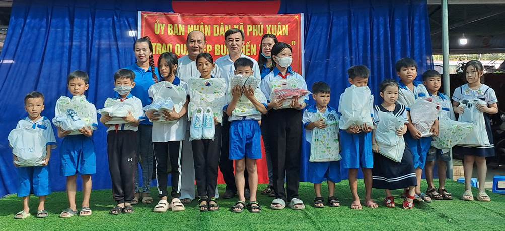 Phú Xuân trao quà tiếp bước đến trường năm học 2023-2024