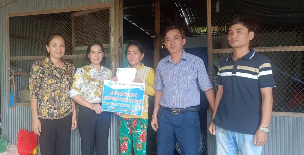 Hội phụ nữ huyện Phú Tân thực hiện trao hỗ trợ vốn cho 01 hội viên phụ nữ xã Phú Xuân