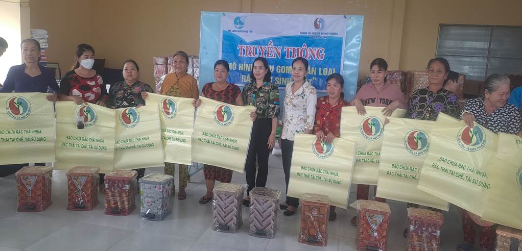 Hội Liên hiệp phụ nữ huyện Phú Tân tuyên truyền mô hình thu gom, phân loại rác thải sinh hoạt tại xã Phú Xuân