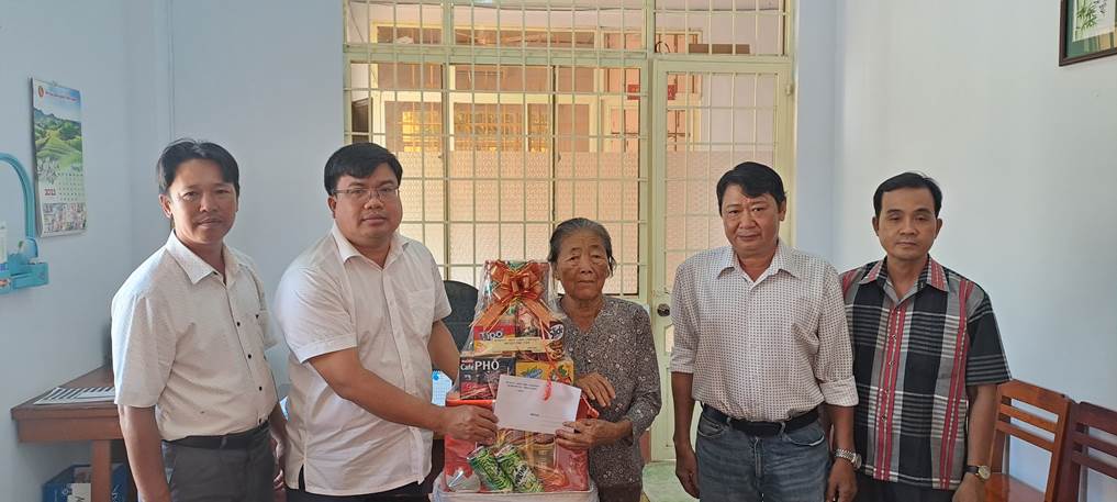 Chủ tịch Uỷ ban nhân huyện Lê Nguyên Châu thăm và tặng quà cho gia đình chính sách tiêu biểu tại xã Phú Xuân