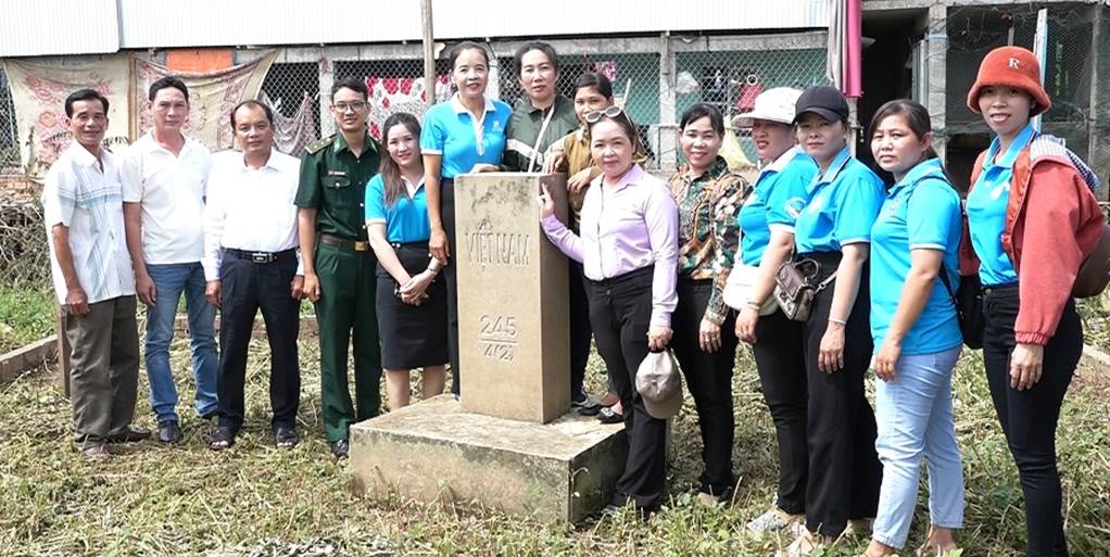 Hội phụ nữ xã Phú Xuân giao lưu thực hiện Chương trình “Đồng hành cùng phụ nữ biên cương” và tham quan cột mốc 245 tại xã Khánh An