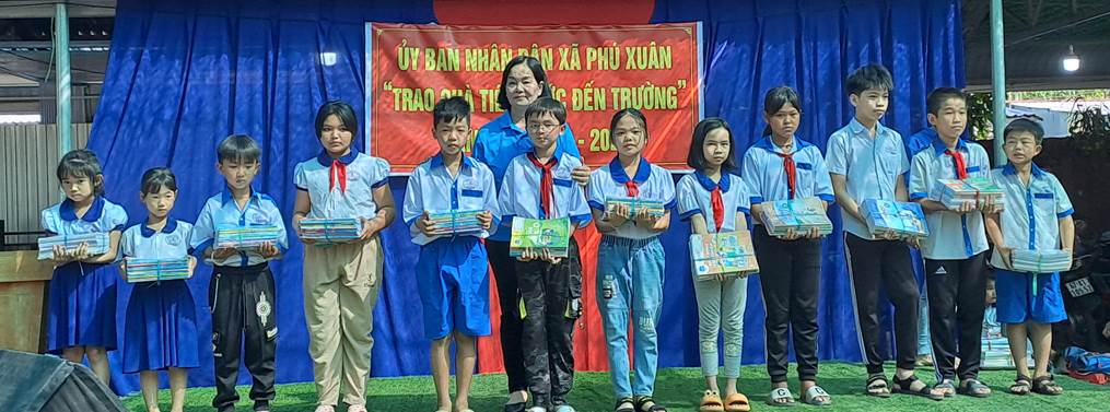 Phú Xuân trao quà tiếp bước đến trường năm học 2023-2024