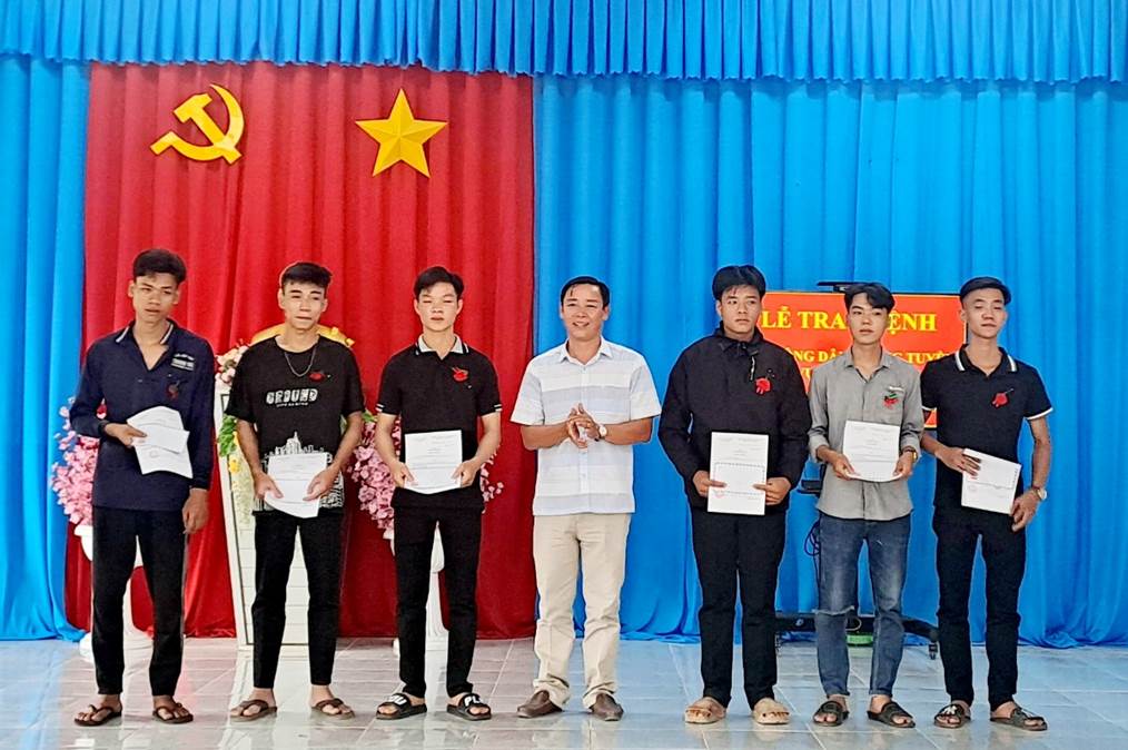 Phú Xuân lễ trao lệnh gọi công dân trúng tuyển nghĩa vụ quân sự năm 2024