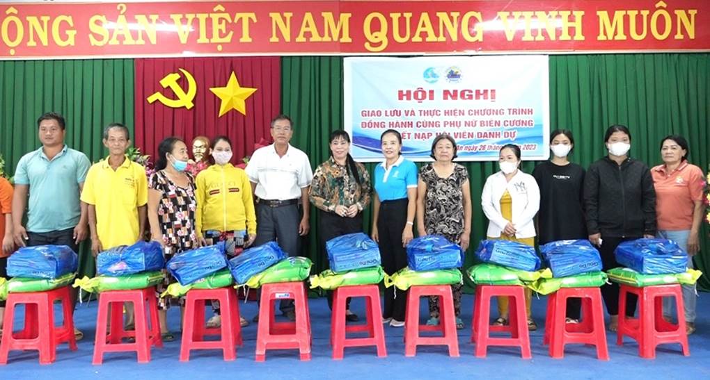 Hội phụ nữ xã Phú Xuân giao lưu thực hiện Chương trình “Đồng hành cùng phụ nữ biên cương” và tham quan cột mốc 245 tại xã Khánh An