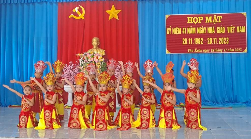 Phú Xuân họp mặt kỷ niệm 41 năm Ngày nhà giáo Việt Nam 20/11