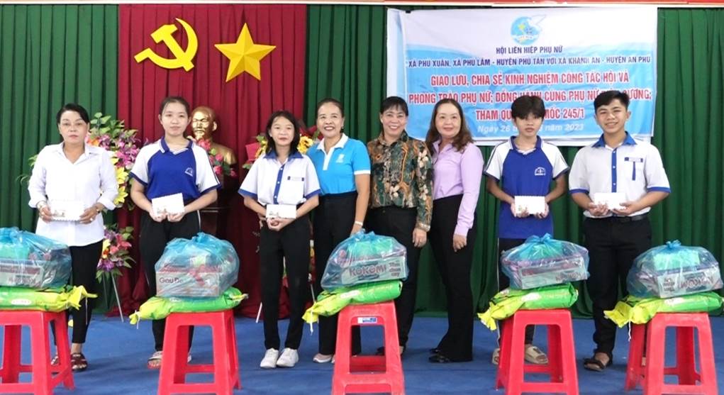 Hội phụ nữ xã Phú Xuân giao lưu thực hiện Chương trình “Đồng hành cùng phụ nữ biên cương” và tham quan cột mốc 245 tại xã Khánh An