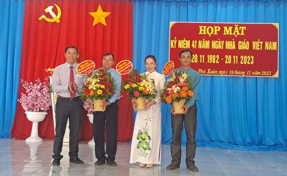 Phú Xuân họp mặt kỷ niệm 41 năm Ngày nhà giáo Việt Nam 20/11