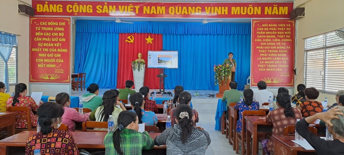 Công an tỉnh An Giang tuyên truyền 19.2 tại Phú Xuân