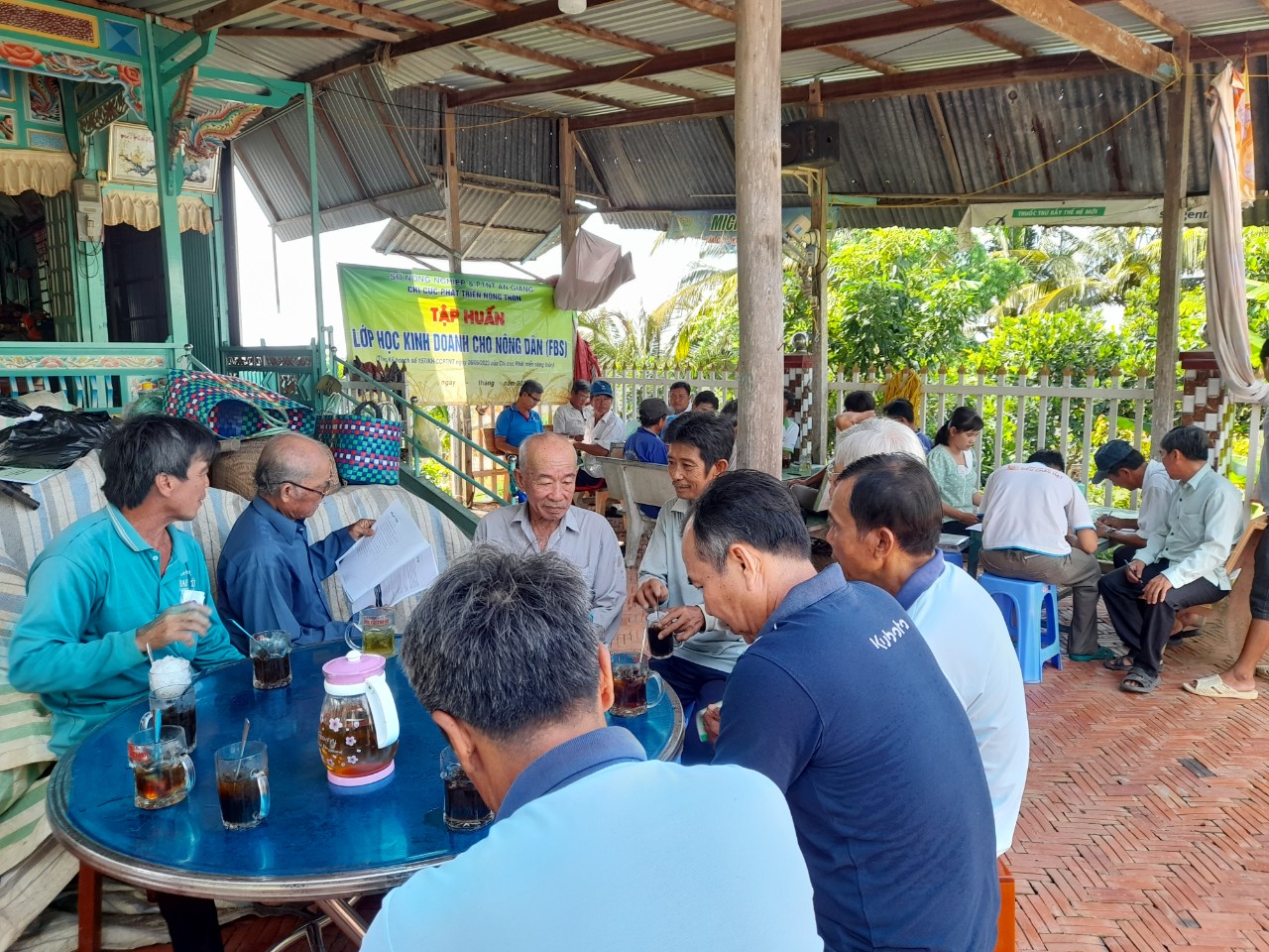 Tập huấn học kinh doanh cho nông dân xã Phú Xuân