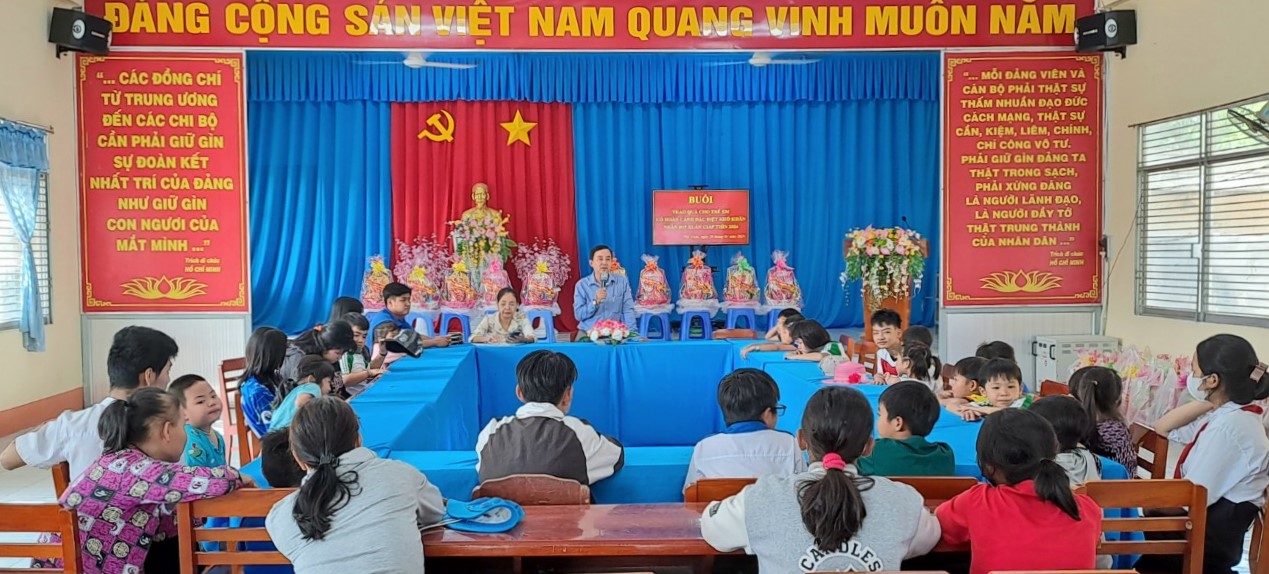 Chiều ngày 26/01/2024, UBND xã Phú Xuân tổ chức tặng quà cho trẻ em có hoàn cảnh đặc biệt khó khăn trên địa bàn.
