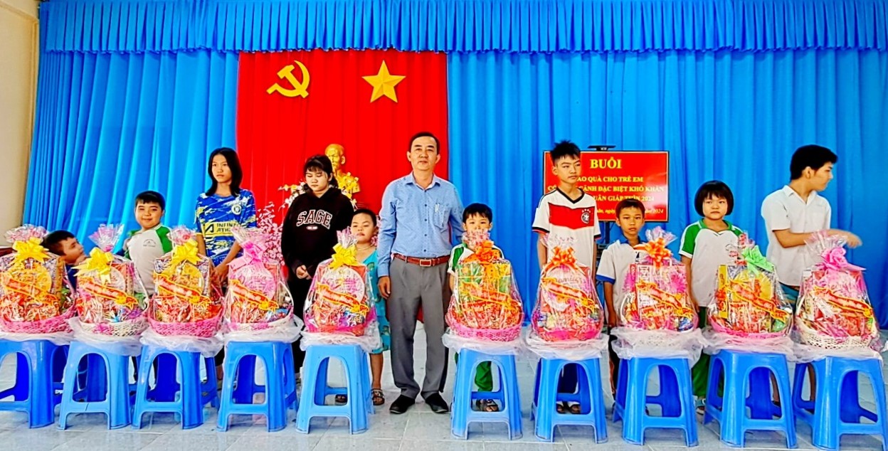 Phú Xuân tặng quà cho trẻ em có hoàn cảnh đặc biệt khó khăn dịp tết Giáp Thìn 2024